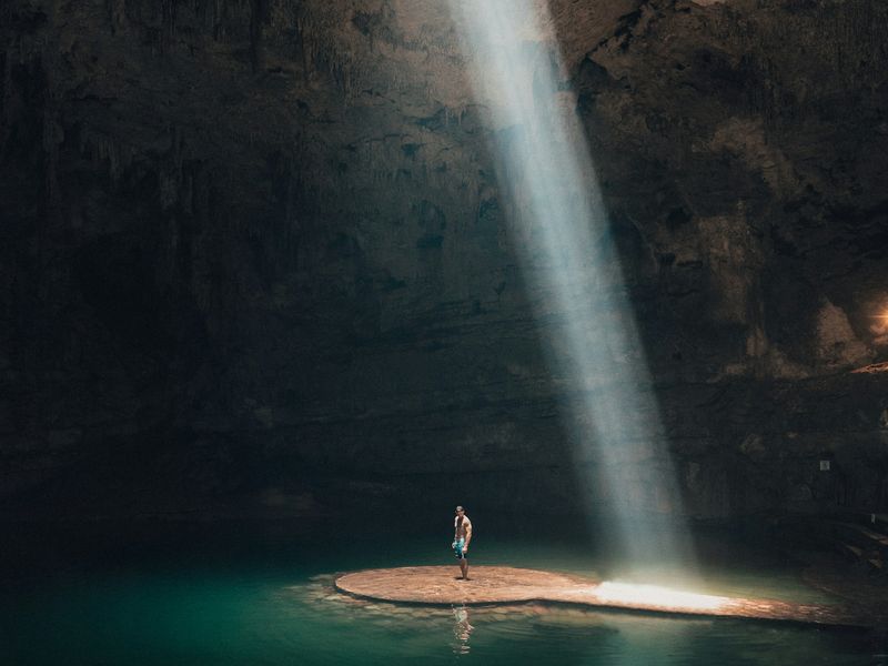 Rayo de luz cayendo dentro de un cenote de Yucatán