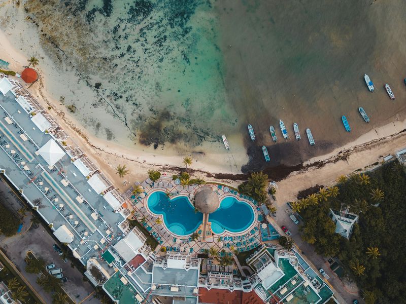 Vista aérea de hoteles y albercas frente al mar en Cancún