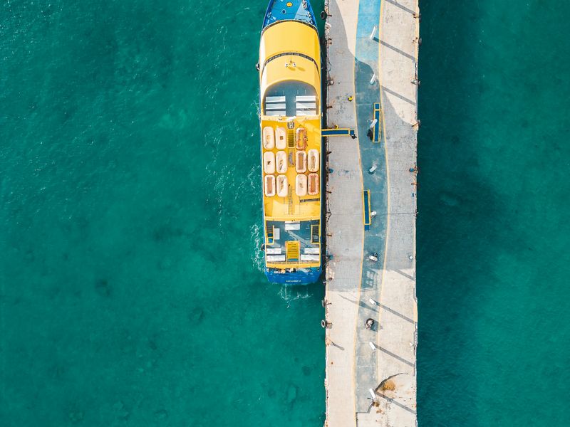 Ferry amarillo atracado en un muelle de Cancún, vista aérea